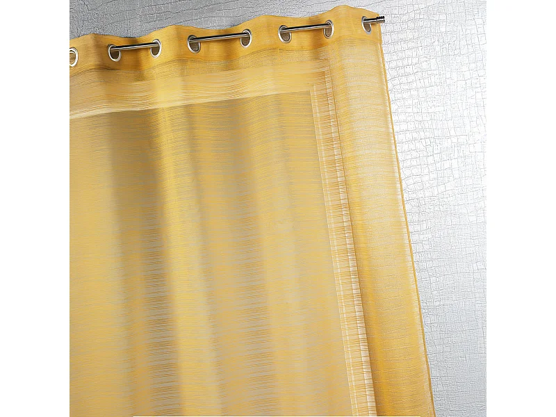 Fertigvorhang mit feinen Querstreifen