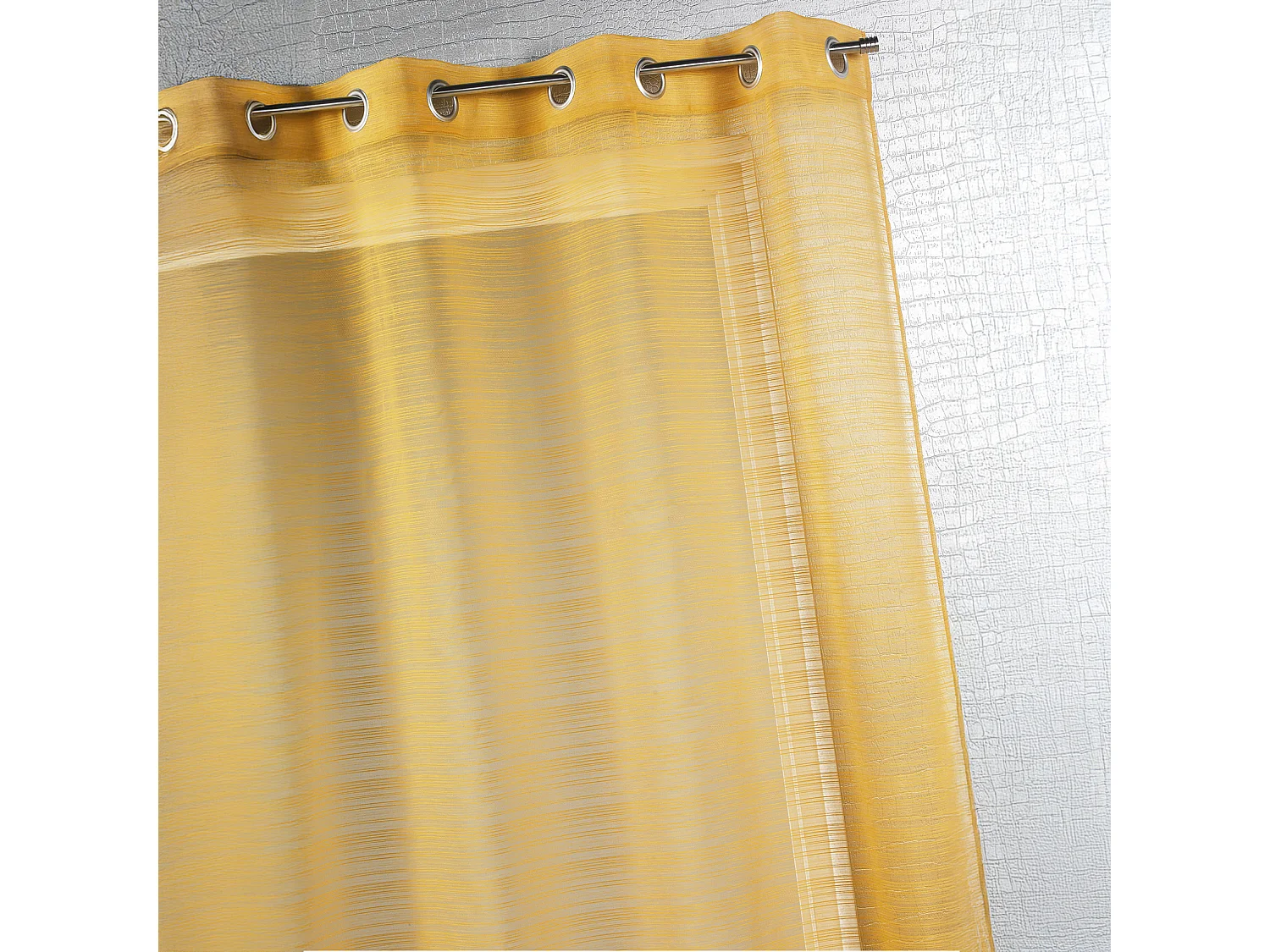 Fertigvorhang mit feinen Querstreifen