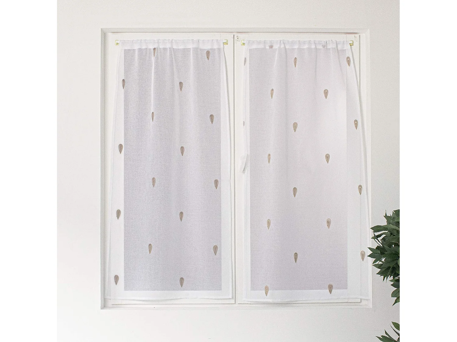Par de cortinas rectas bordadas con gotas