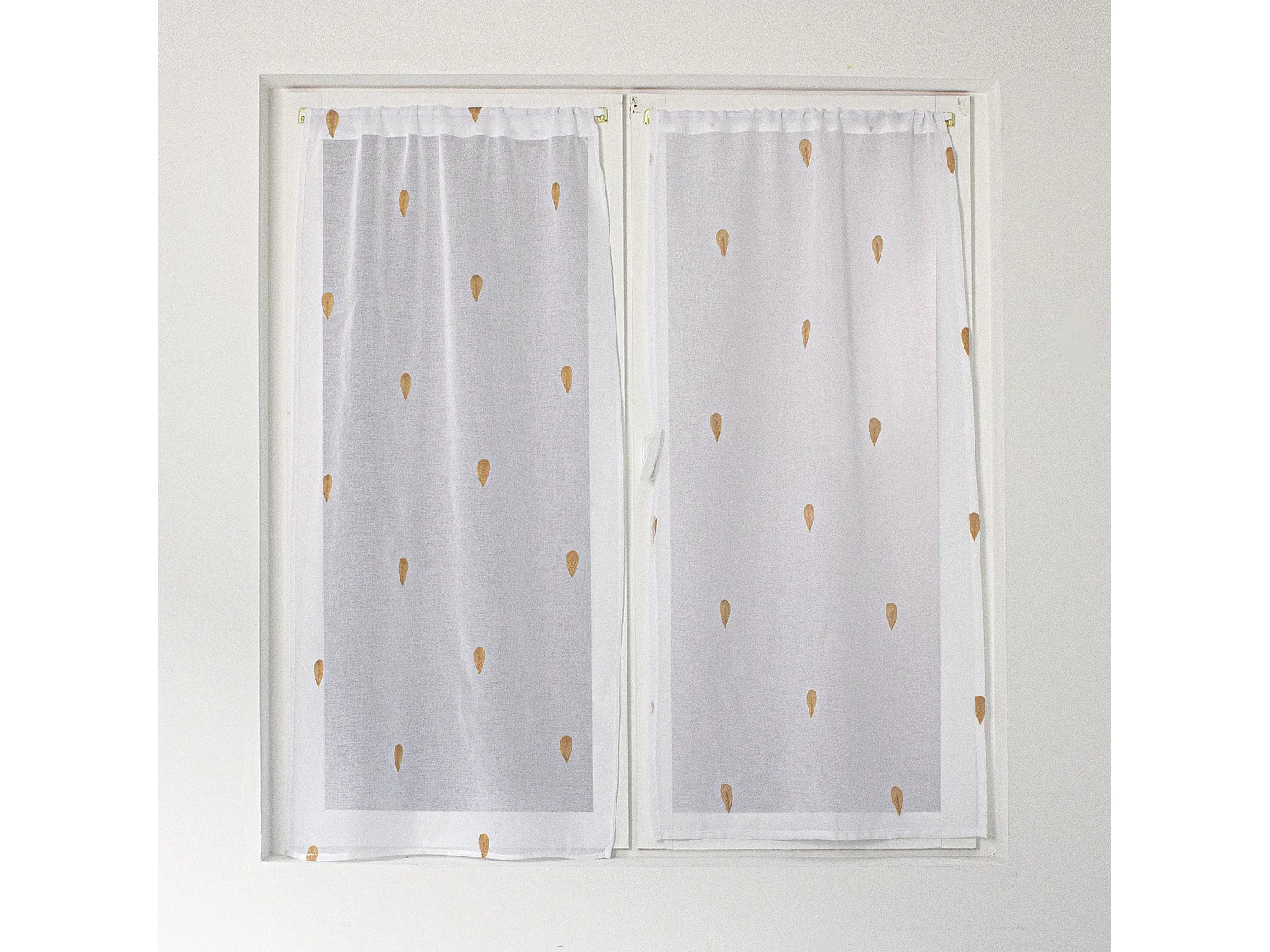 Par de cortinas rectas bordadas con gotas