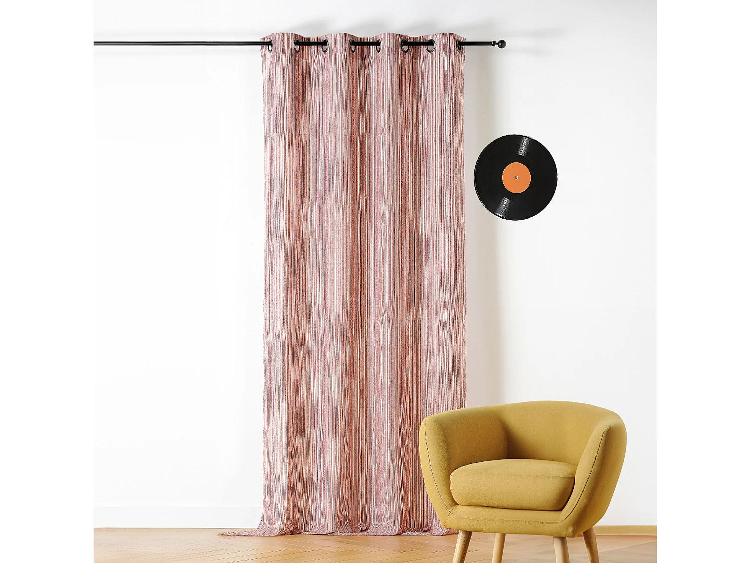 Ösenvorhang aus Recyceltem Stoff mit Feinen Streifen