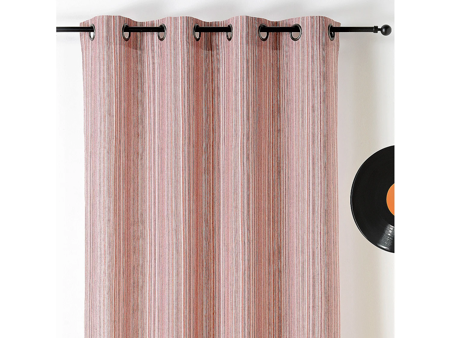 Ösenvorhang aus Recyceltem Stoff mit Feinen Streifen