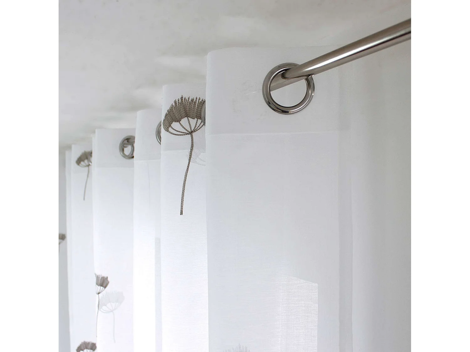 Transparenter Vorhang mit floralen Stickereien