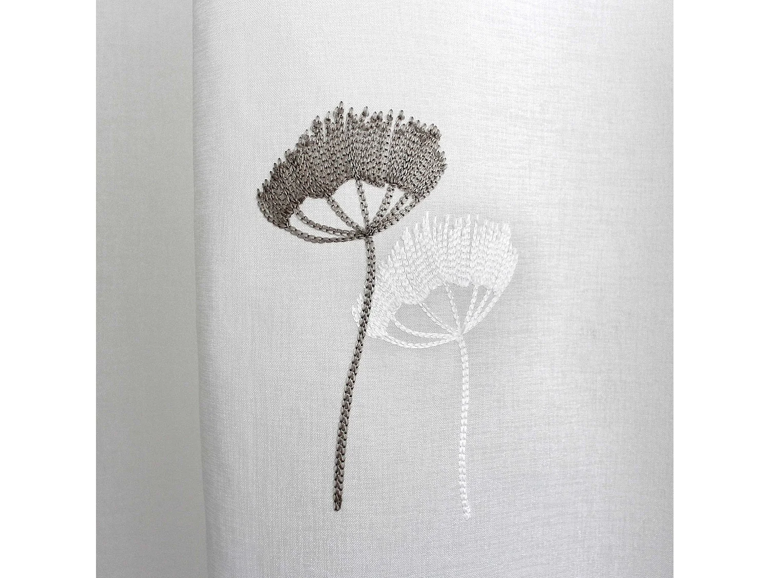 Transparenter Vorhang mit floralen Stickereien