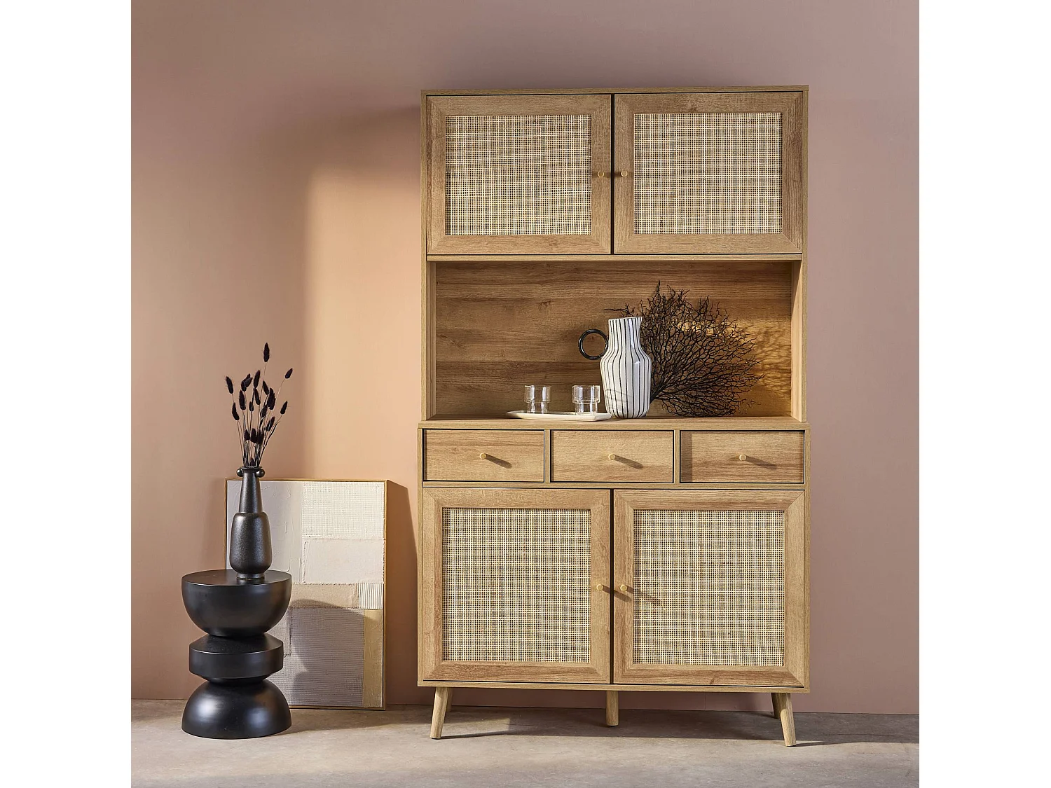 Buffet de cuisine BOHEME décor bois et cannage 4 portes 3 tiroirs 110 cm. Naturel. pieds en bois de pin revêtement papier