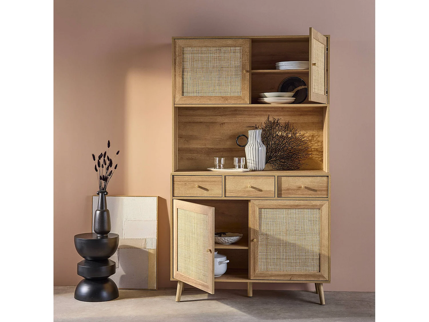 Buffet de cuisine BOHEME décor bois et cannage 4 portes 3 tiroirs 110 cm. Naturel. pieds en bois de pin revêtement papier