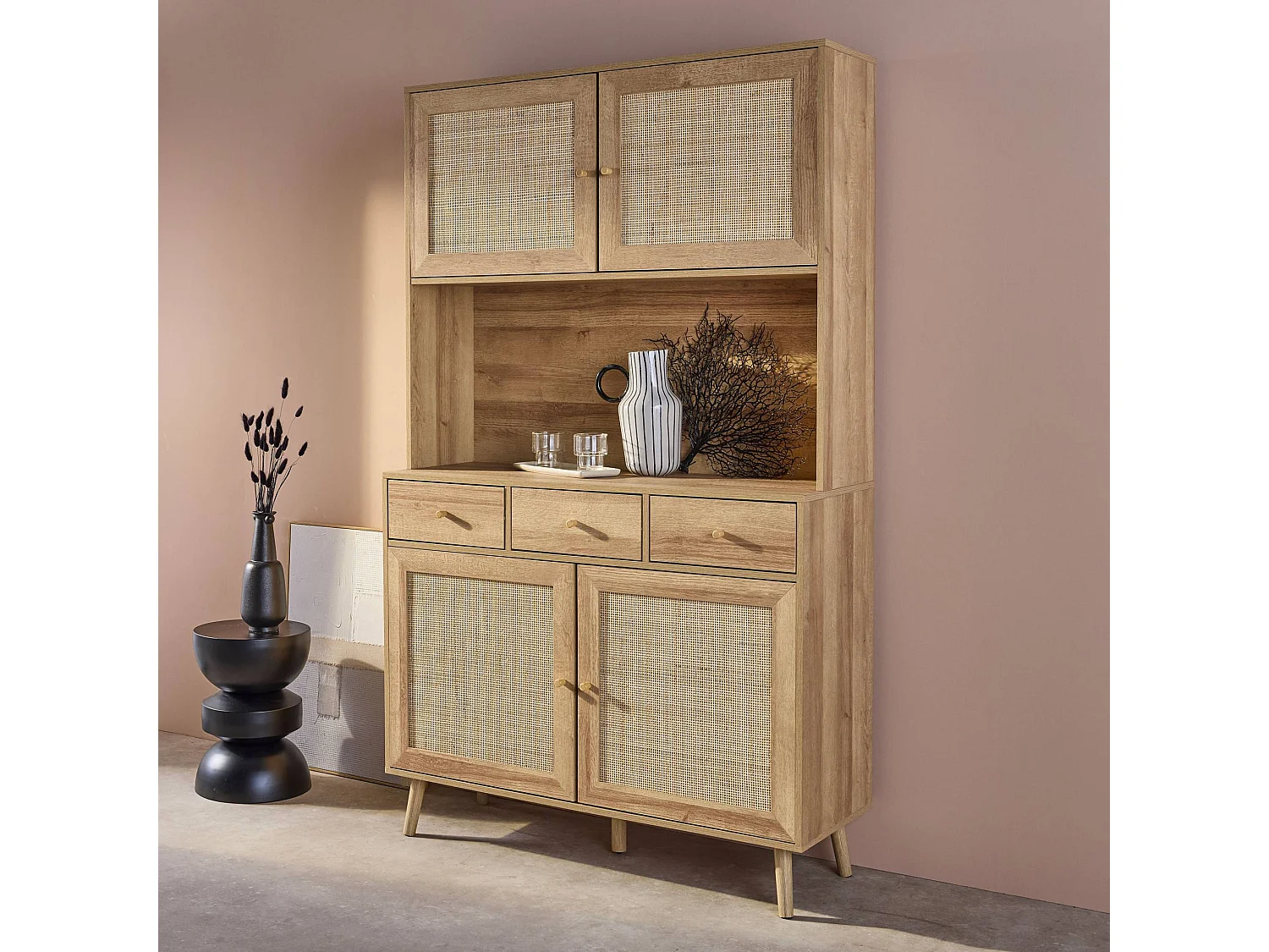 Buffet de cuisine BOHEME décor bois et cannage 4 portes 3 tiroirs 110 cm. Naturel. pieds en bois de pin revêtement papier