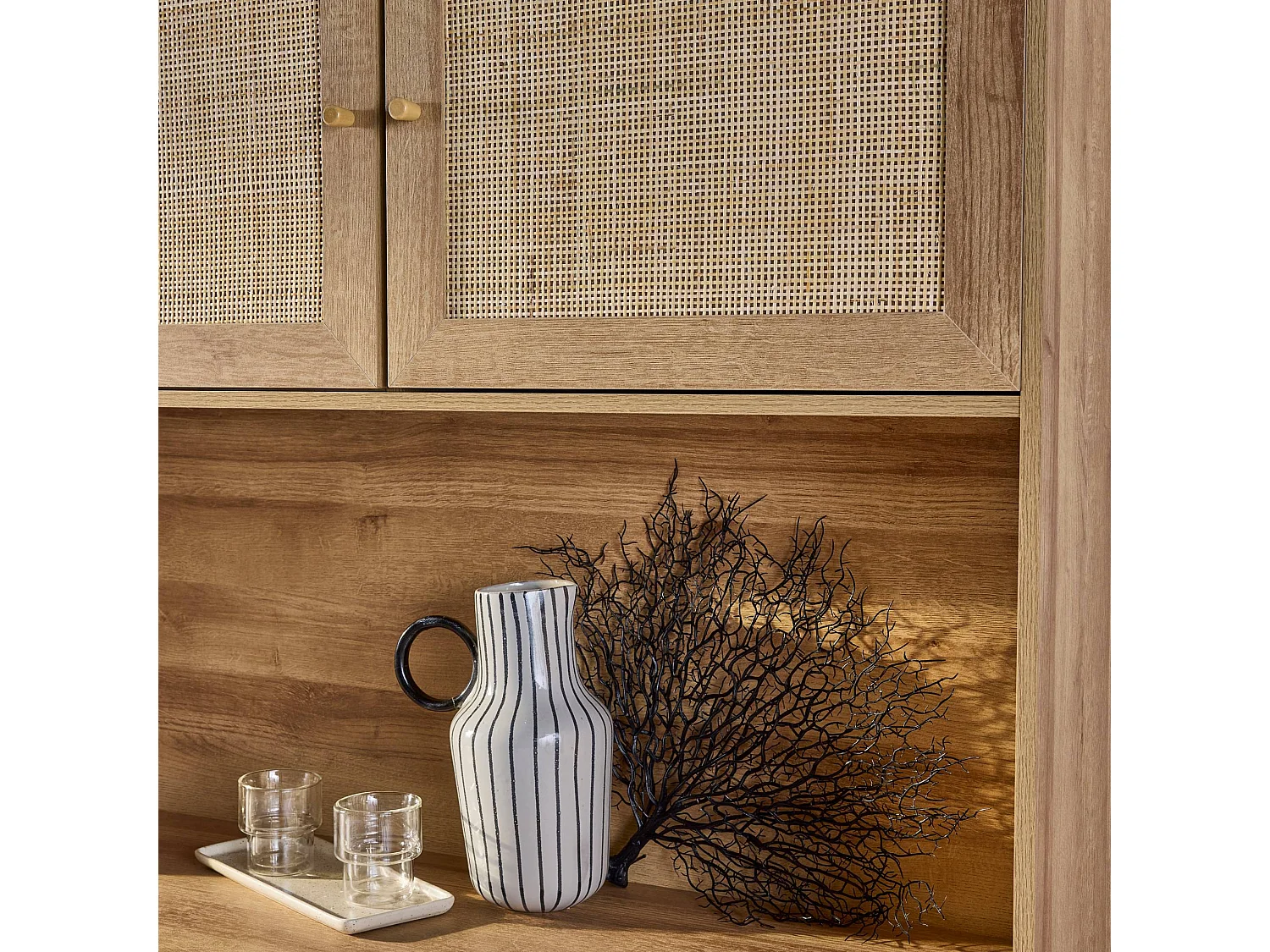 Buffet de cuisine BOHEME décor bois et cannage 4 portes 3 tiroirs 110 cm. Naturel. pieds en bois de pin revêtement papier