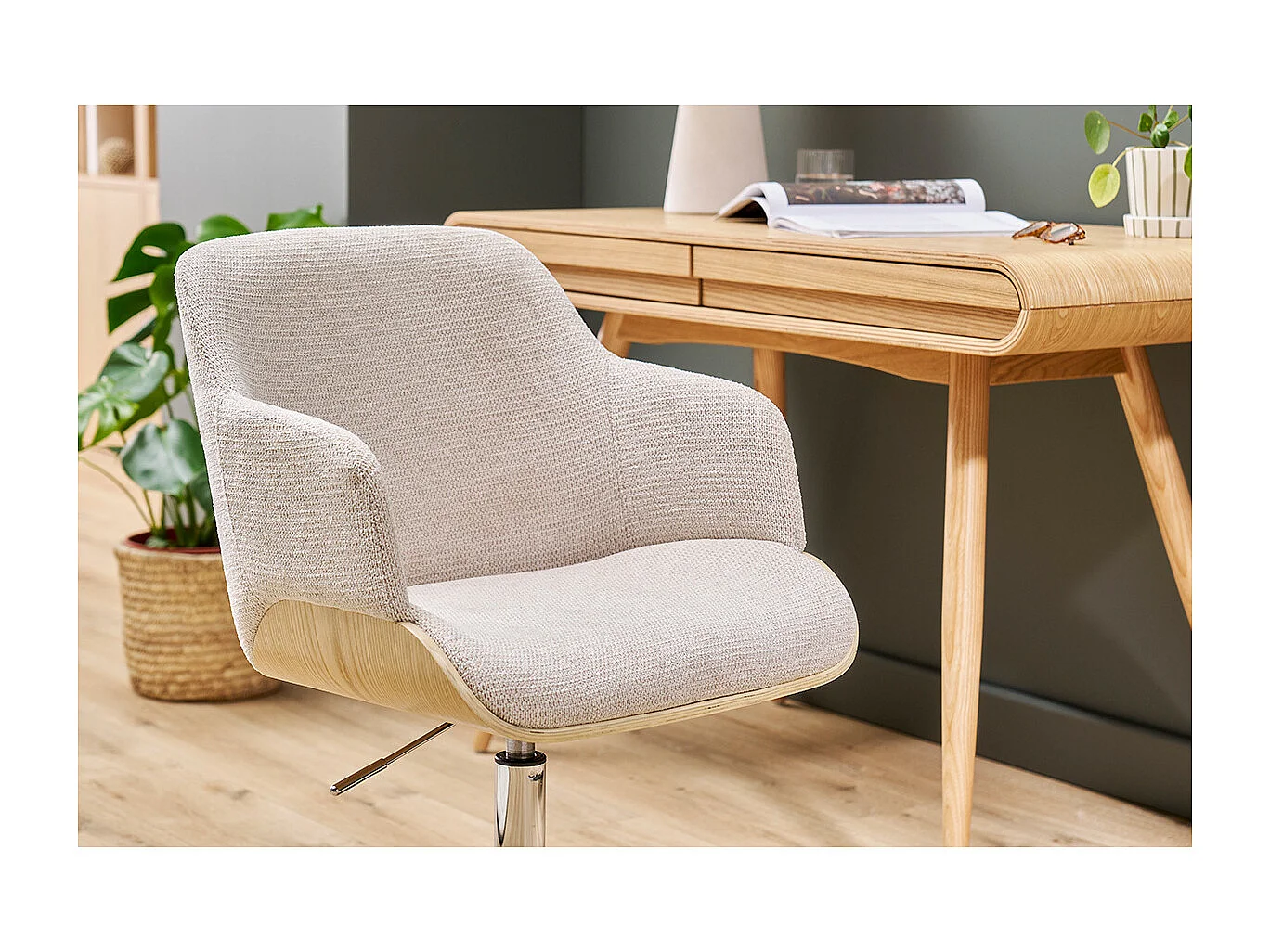 Chaise de bureau à roulettes en tissu chenille beige, bois clair et métal chromé EARL