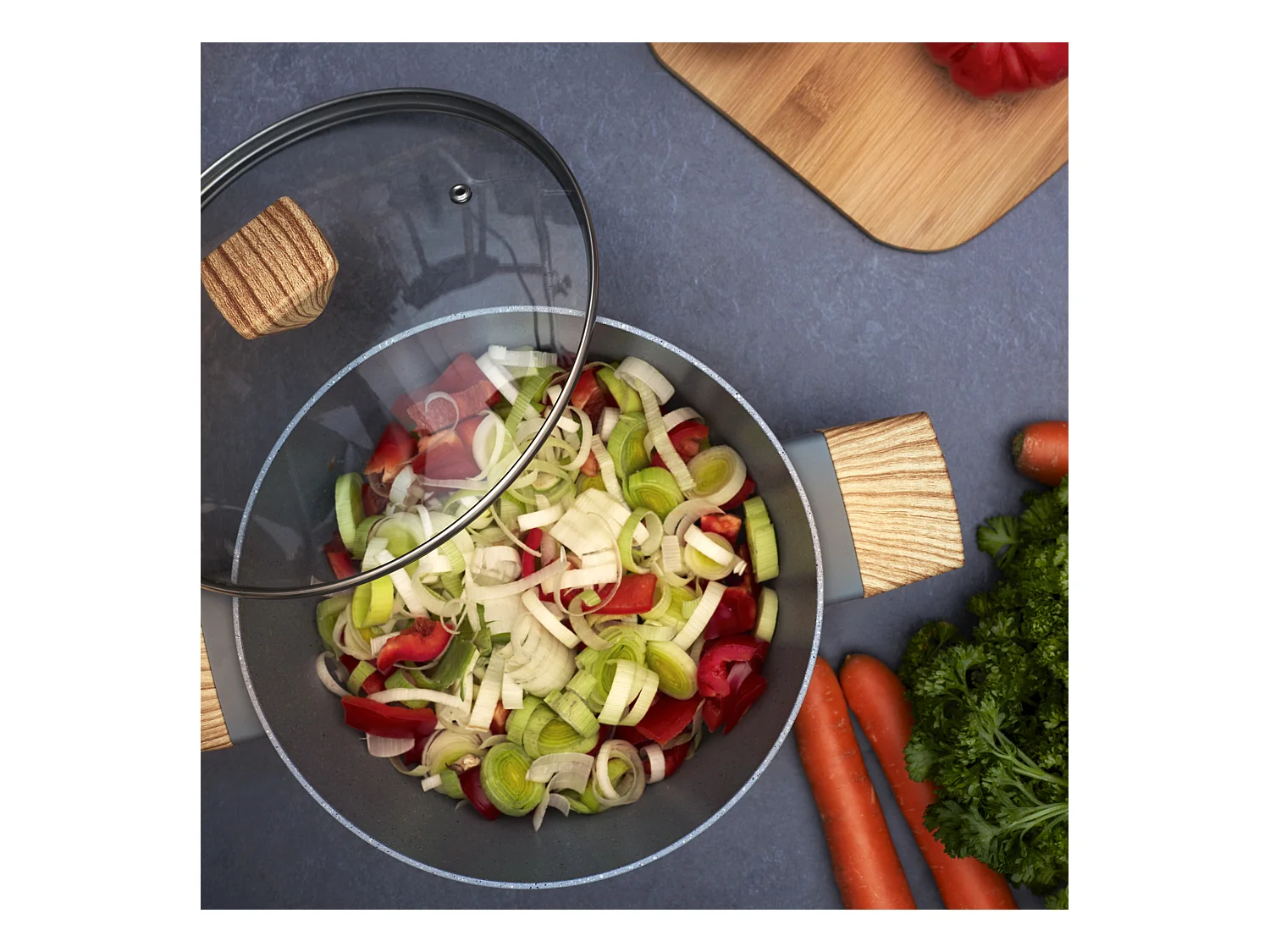 Faitout Aluminium Forgé avec Manche Effet Bois 28cm pour une cuisine savoureuse et sophistiquée