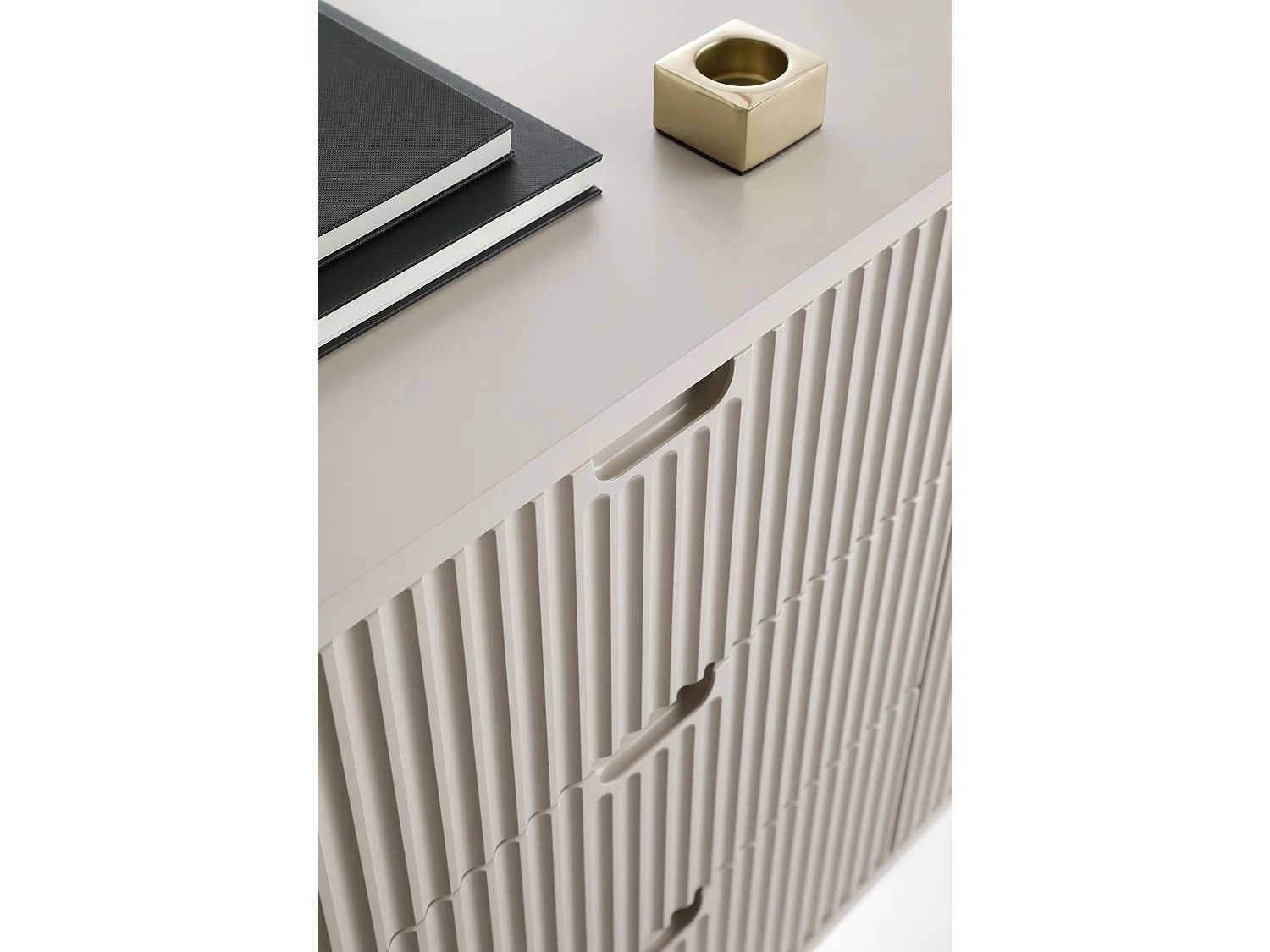 Commode large ZOVA 168 cm avec 3 tiroirs, 2 armoires, poignées design, pieds métalliques dorés, 168/87/39 cm, couleur : Noir