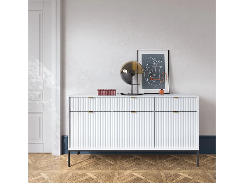 Komoda Elegancka DomoHome NOVA – 154x83x39cm, fasada Geriffelt, złote uchwyty, uniwersalny design, 3 szuflady i 3 drzwi, Biała rama