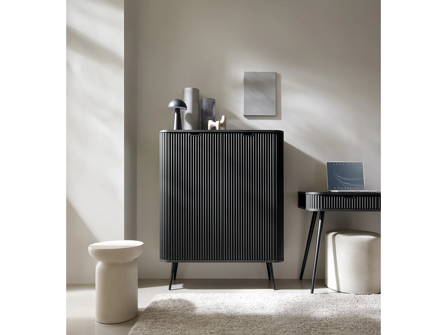 Hoge commode ZOVA met 6 planken, decoratieve groeven en metalen poten, goud, 103/129/39cm, cashmere beige