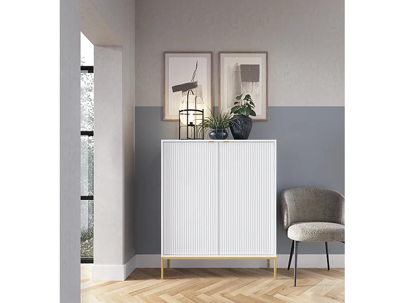 Commode Haut Geriffelt DomoHome NOVA – 2 portes, Highboard avec poignées dorées, Blanc, Pieds dorés 125x104x39cm - Élégant pour salon