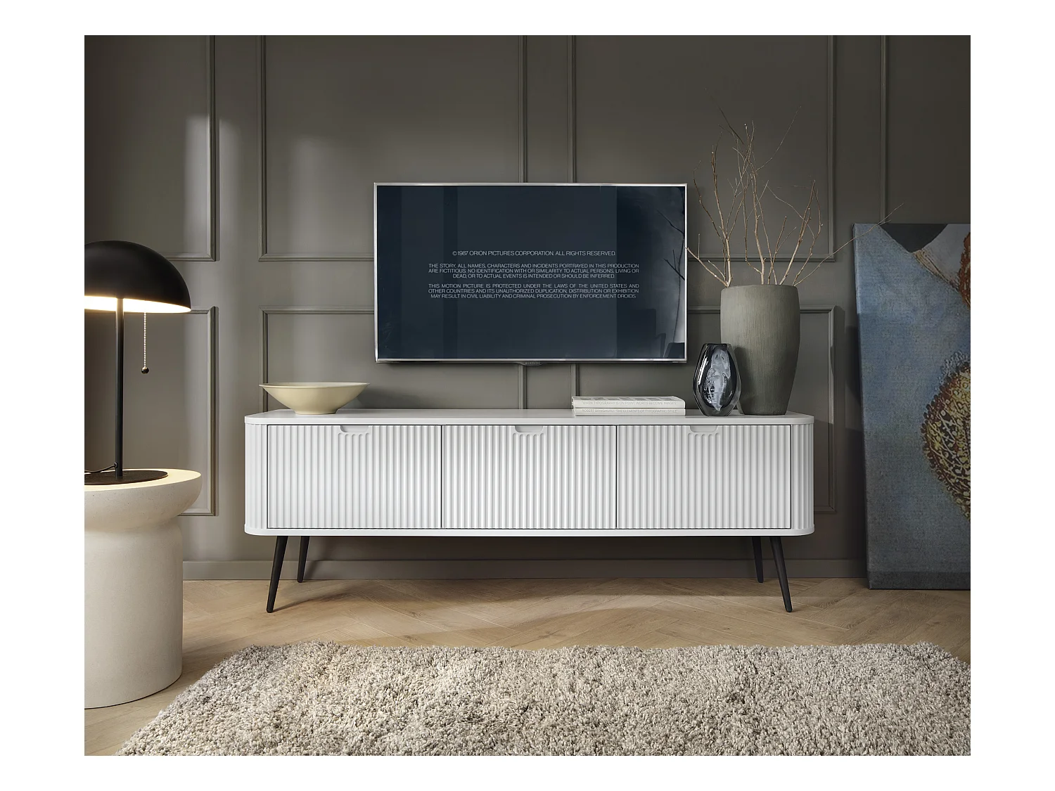 ZOVA Meuble RTV à 3 portes avec volets et pieds, table TV au design moderne, pieds métalliques noirs, 168/57/39cm, couleur : blanc