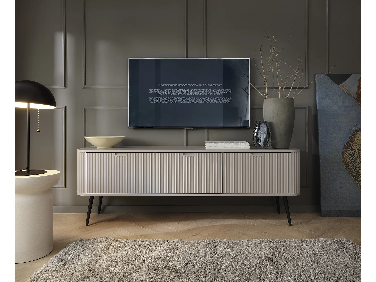 ZOVA Meuble RTV TV-Lowboard avec façades striées, pieds métalliques, 3 portes, design moderne, pieds métalliques noirs, 168/57/39cm