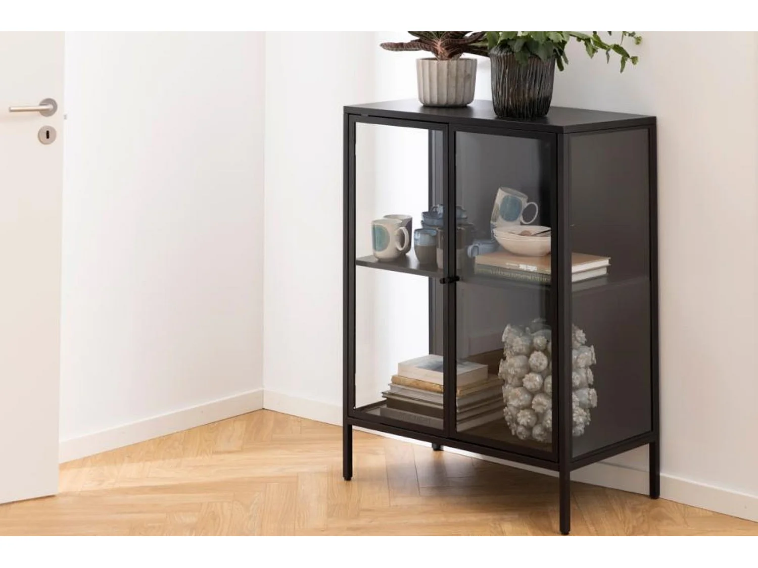 Vitrine basse scandinave en métal noir 2 portes vitrées - HARLOW