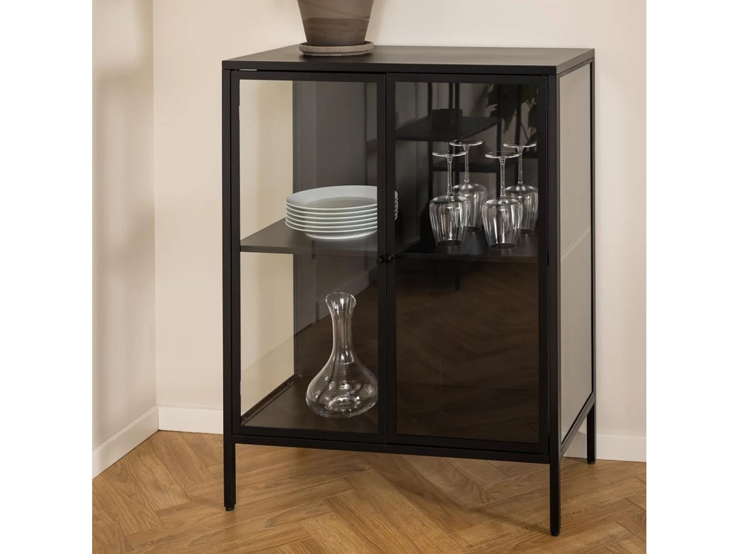 Vitrine basse scandinave en métal noir 2 portes vitrées - HARLOW