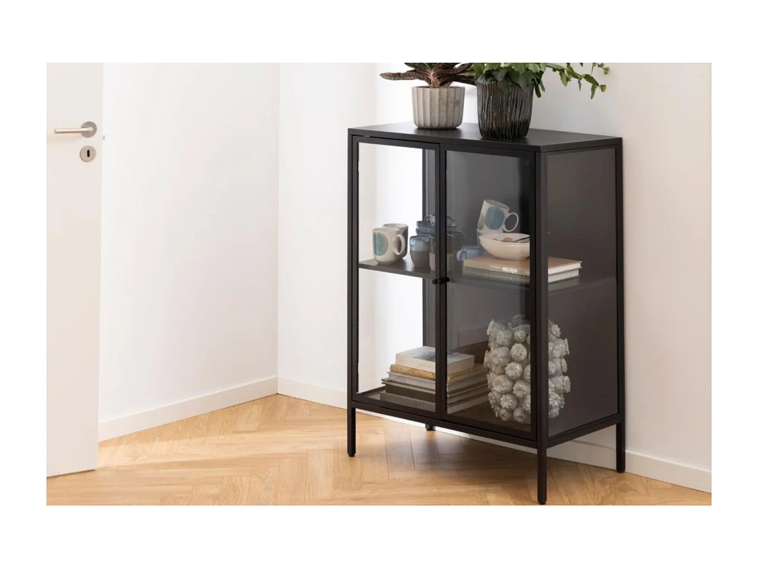 Vitrine basse scandinave en métal noir 2 portes vitrées - HARLOW