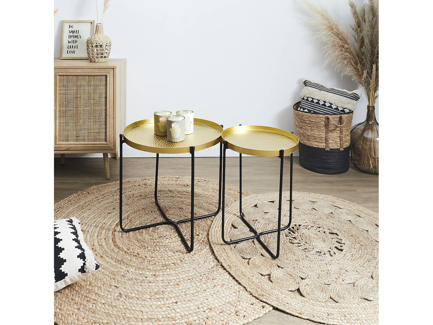 Table d'appoint en métal martelé Alia avec plateau doré et pieds noirs