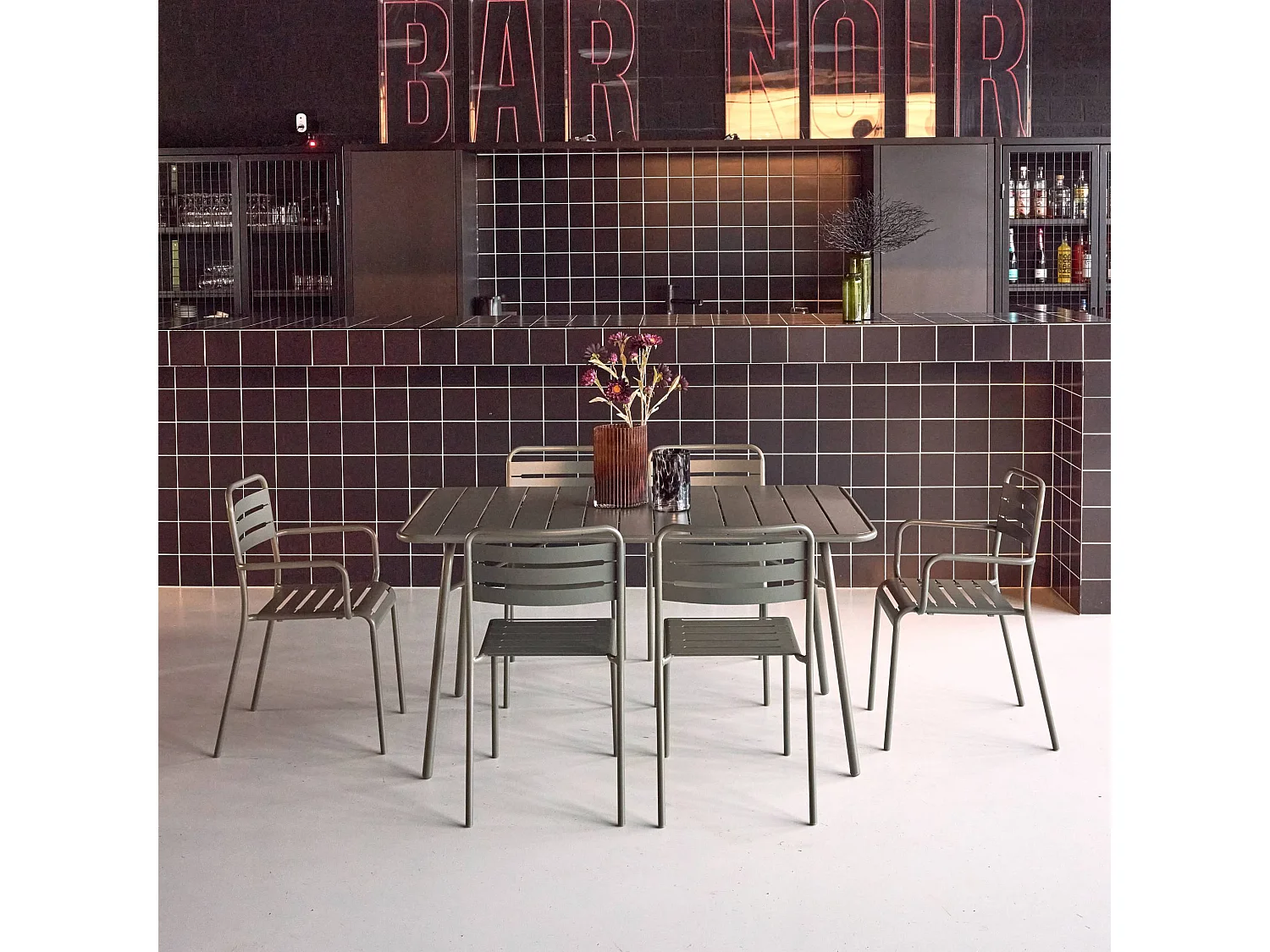 Table de jardin pliante métal + 6 assises 2 fauteuils 4 chaises. Amelia. kaki. 141.2 x 80 x 72.5cm