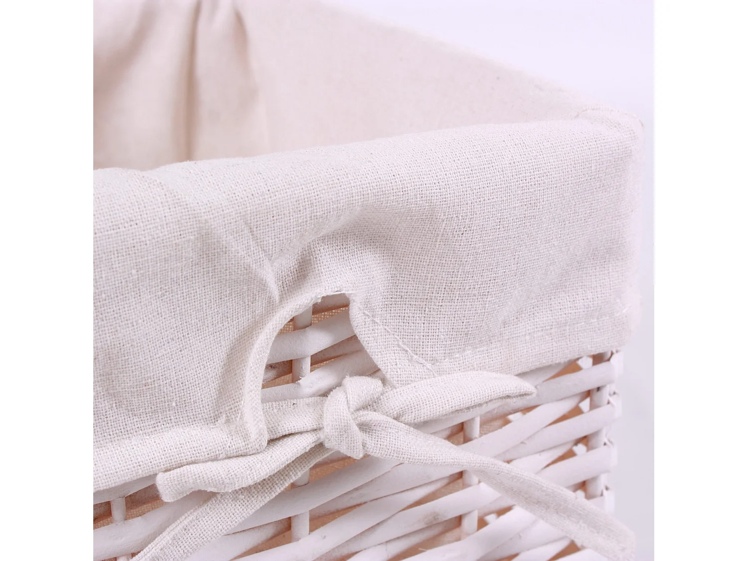 Panca bicolor con cestini in vimini