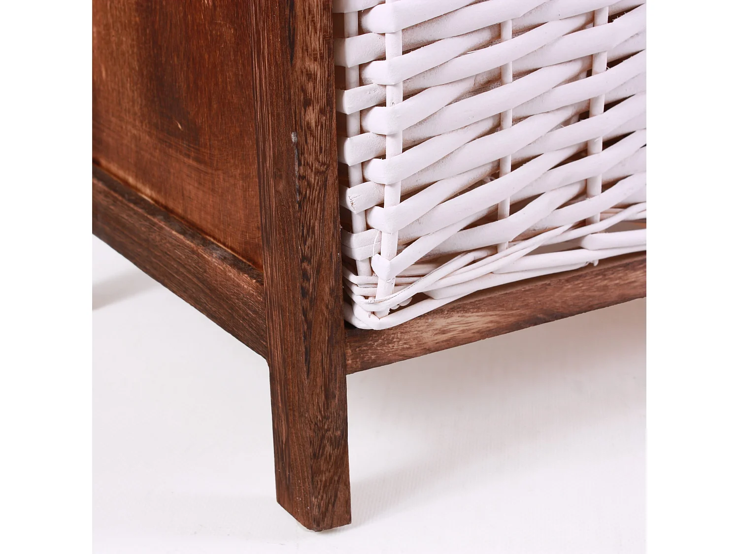 Panca bicolor con cestini in vimini