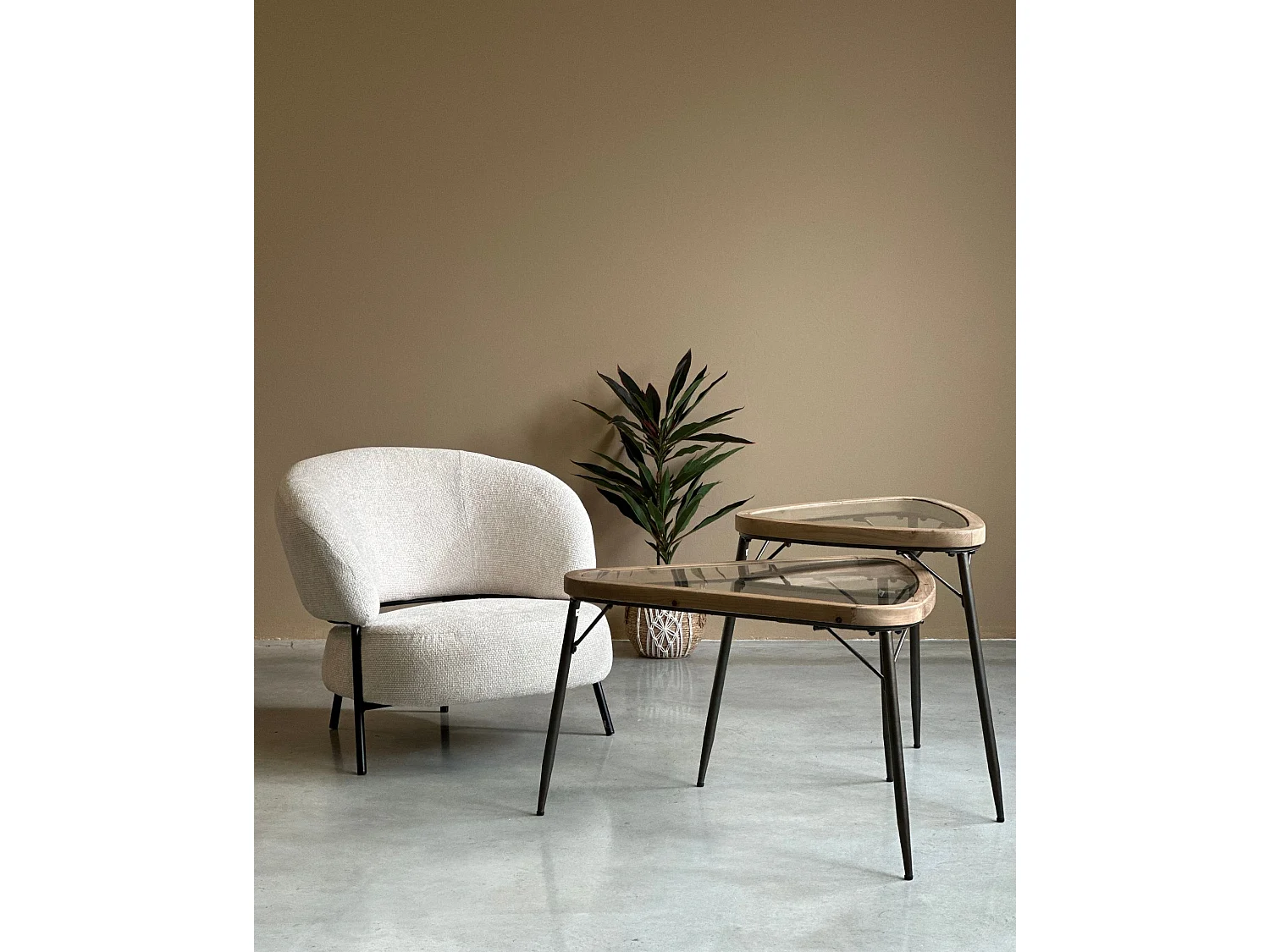 Set di 2 tavolini triangolari in legno e metallo