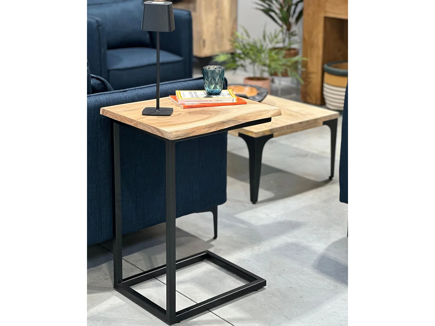 Tavolino alto in legno di acacia e metallo