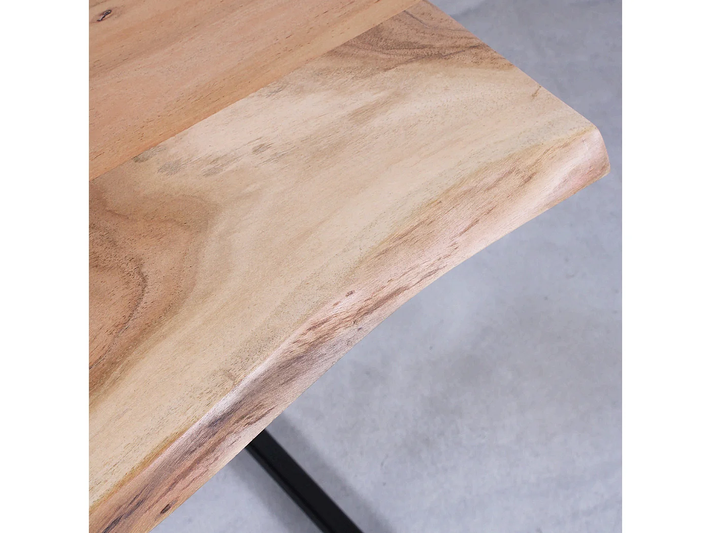 Tavolino alto in legno di acacia e metallo