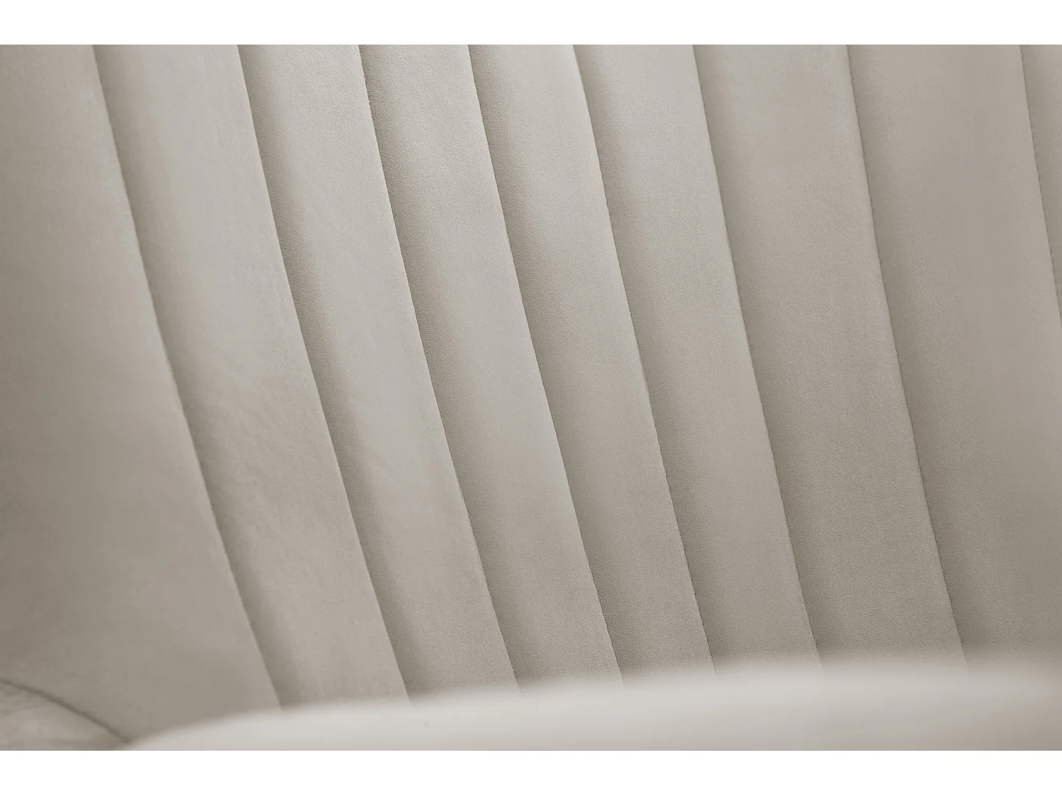 Fotel TED z tkaniny Velluto, wysoka oparcie, szerokie siedzisko, czarne nogi, pionowe przeszycia, 76x78x100 cm, jasnoszary