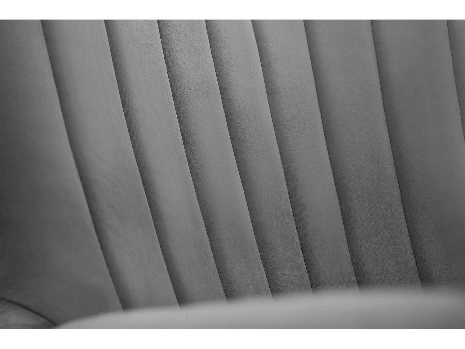 Ted fauteuil van Velluto – Elegante fluwelen stoel, hoge rugleuning, brede zitting, zwarte houten poten, 76x78x100 cm, Grijs