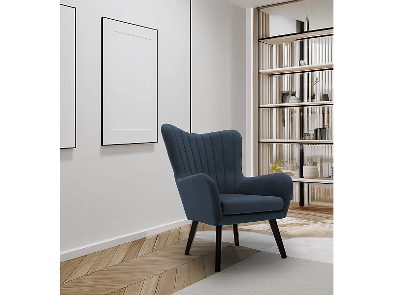 Fotel TED z tkaniny Velluto, wysoka oparcie, szerokie siedzisko, czarne nogi, pionowe przeszycia, 76x78x100 cm, granatowy