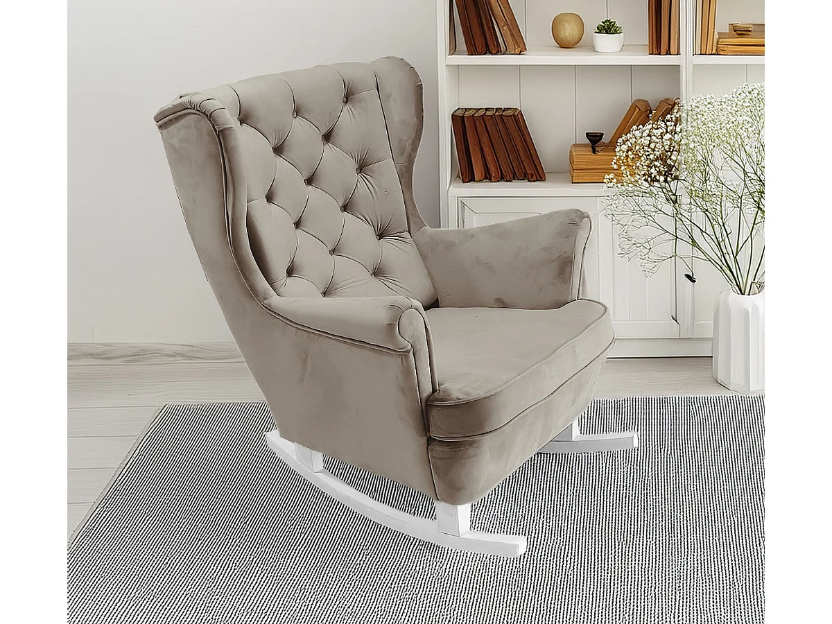 Fauteuil TED en velours Velluto – Élégant fauteuil bleu marine, dossier haut, assise large, pieds en bois noir, coutures verticales, 76x78x100 cm