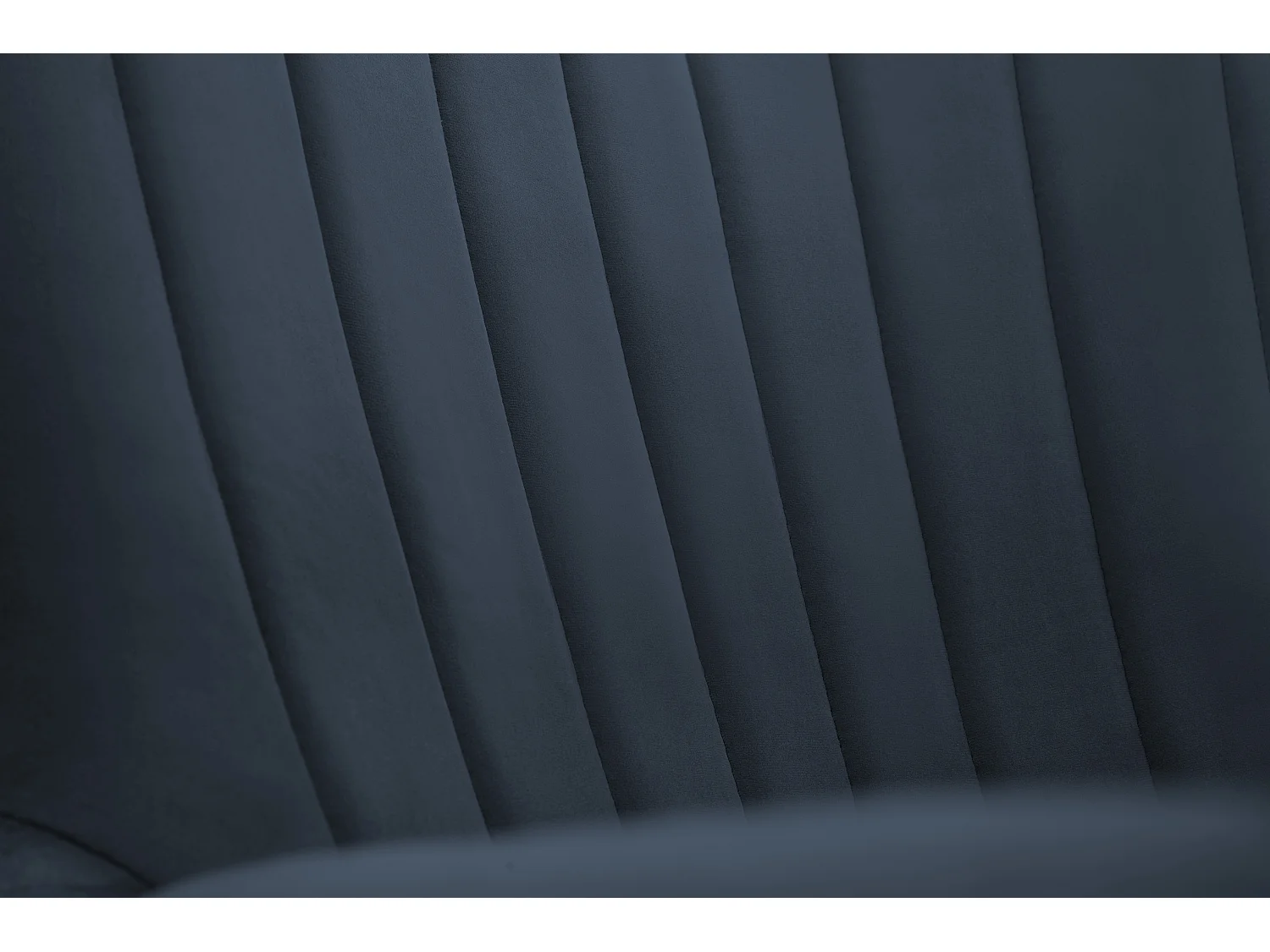 Fauteuil TED en velours Velluto – Élégant fauteuil bleu marine, dossier haut, assise large, pieds en bois noir, coutures verticales, 76x78x100 cm