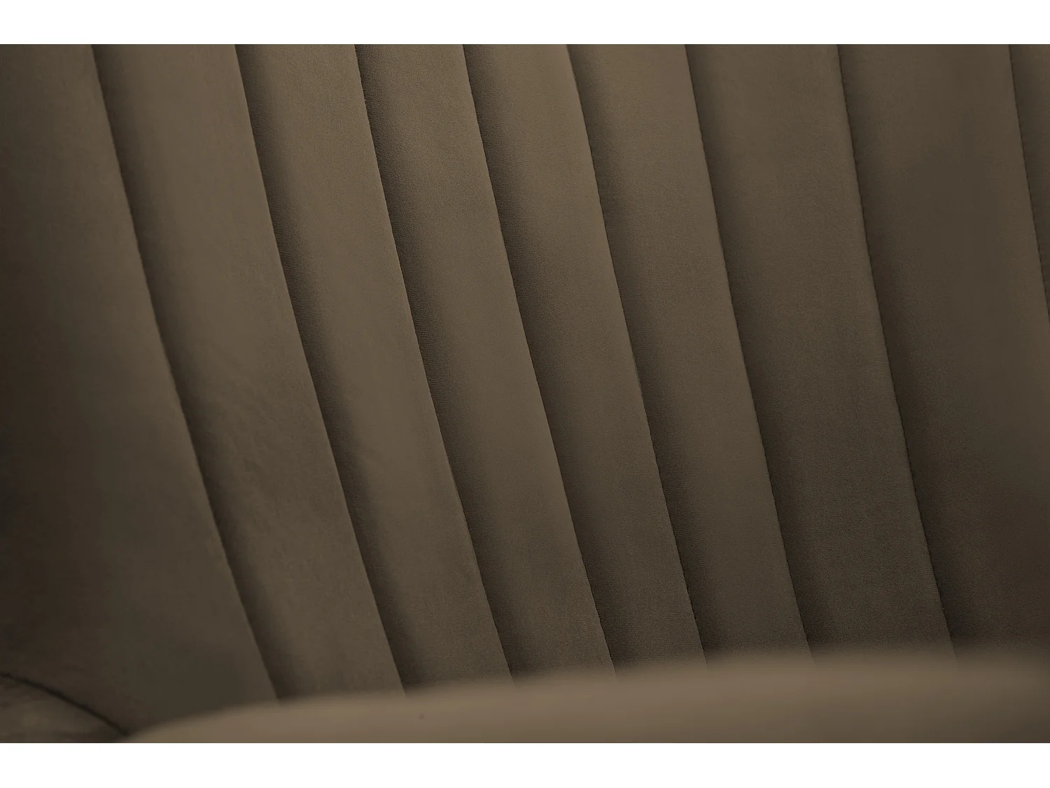 Ted fauteuil van Velluto – Elegante fluwelen stoel, hoge rugleuning, brede zitting, zwarte houten poten, 76x78x100 cm, Donkergroen