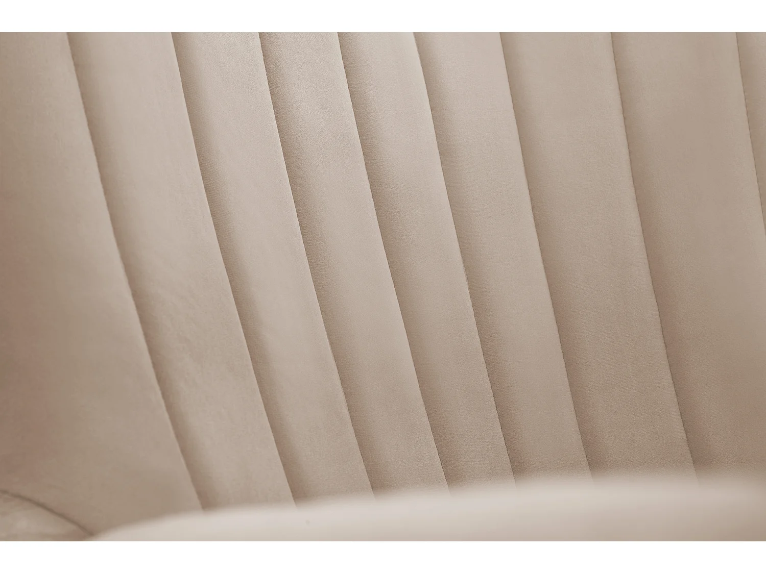 Ted fauteuil van Velluto – Elegante fluwelen stoel, hoge rugleuning, brede zitting, zwarte houten poten, 76x78x100 cm, Beige