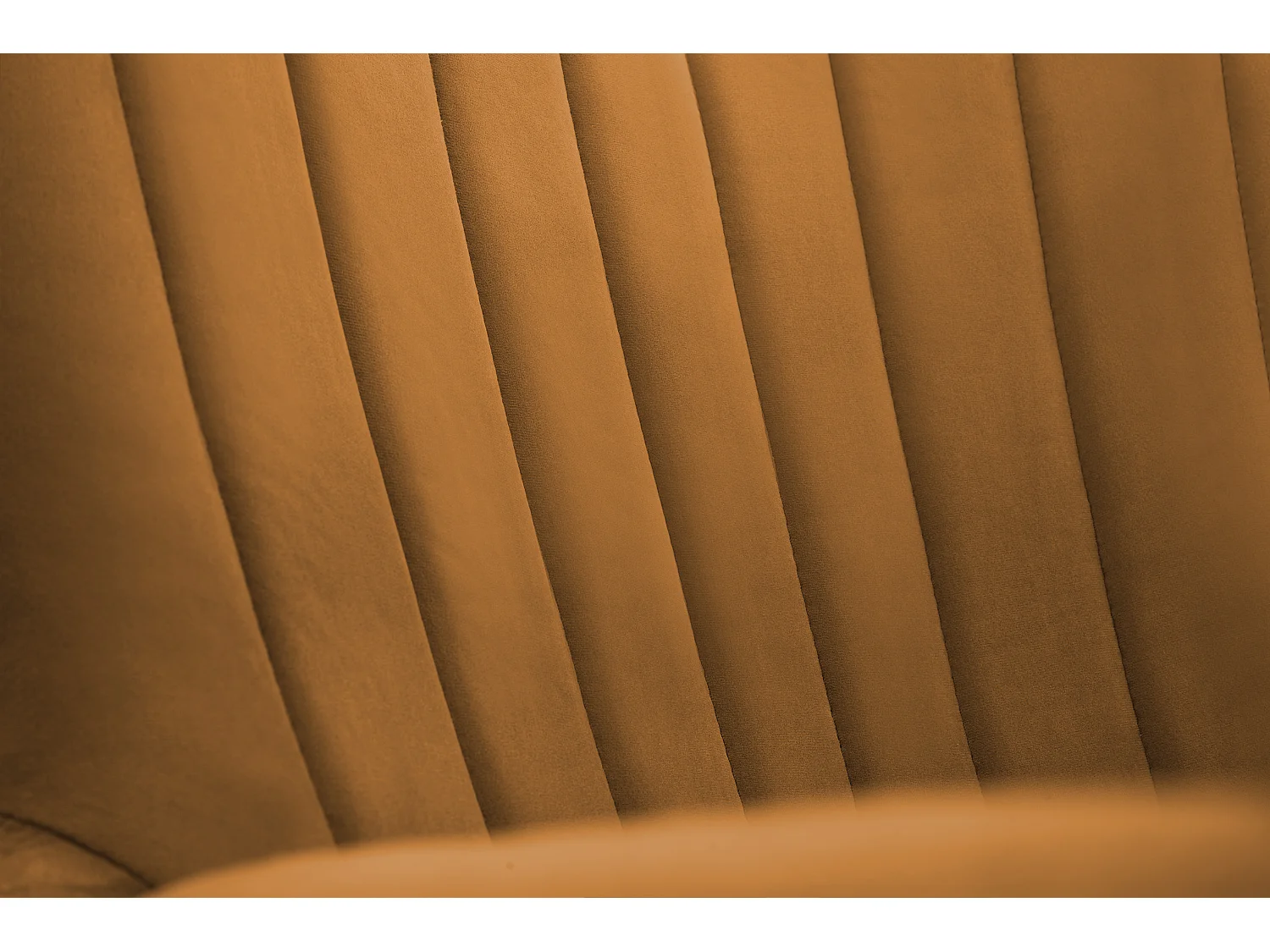 Ted fauteuil van Velluto – Elegante fluwelen stoel, hoge rugleuning, brede zitting, zwarte houten poten, 76x78x100 cm, Goud