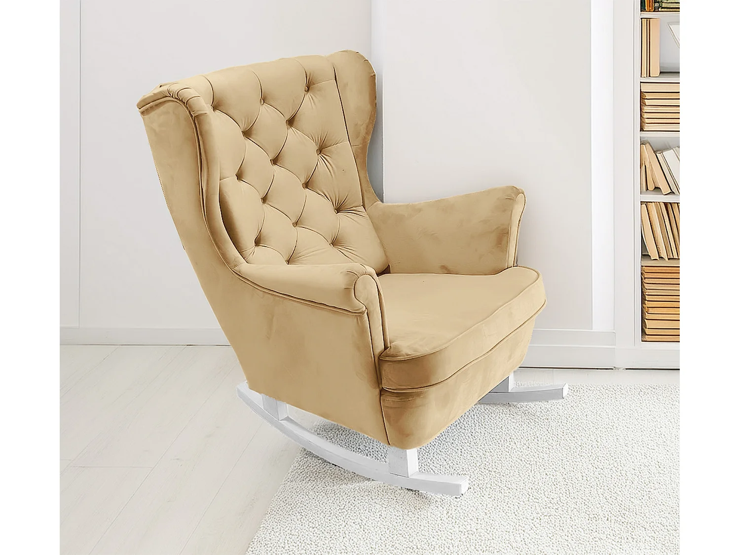 Ted fauteuil van Velluto – Elegante fluwelen stoel, hoge rugleuning, brede zitting, zwarte houten poten, 76x78x100 cm, Goud