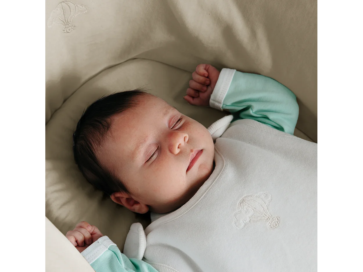 Moisés con Funda de Algodón Orgánico Crema y Soporte de Madera