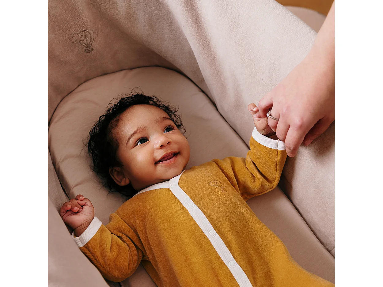 Babytragekorb mit weißem Gestell