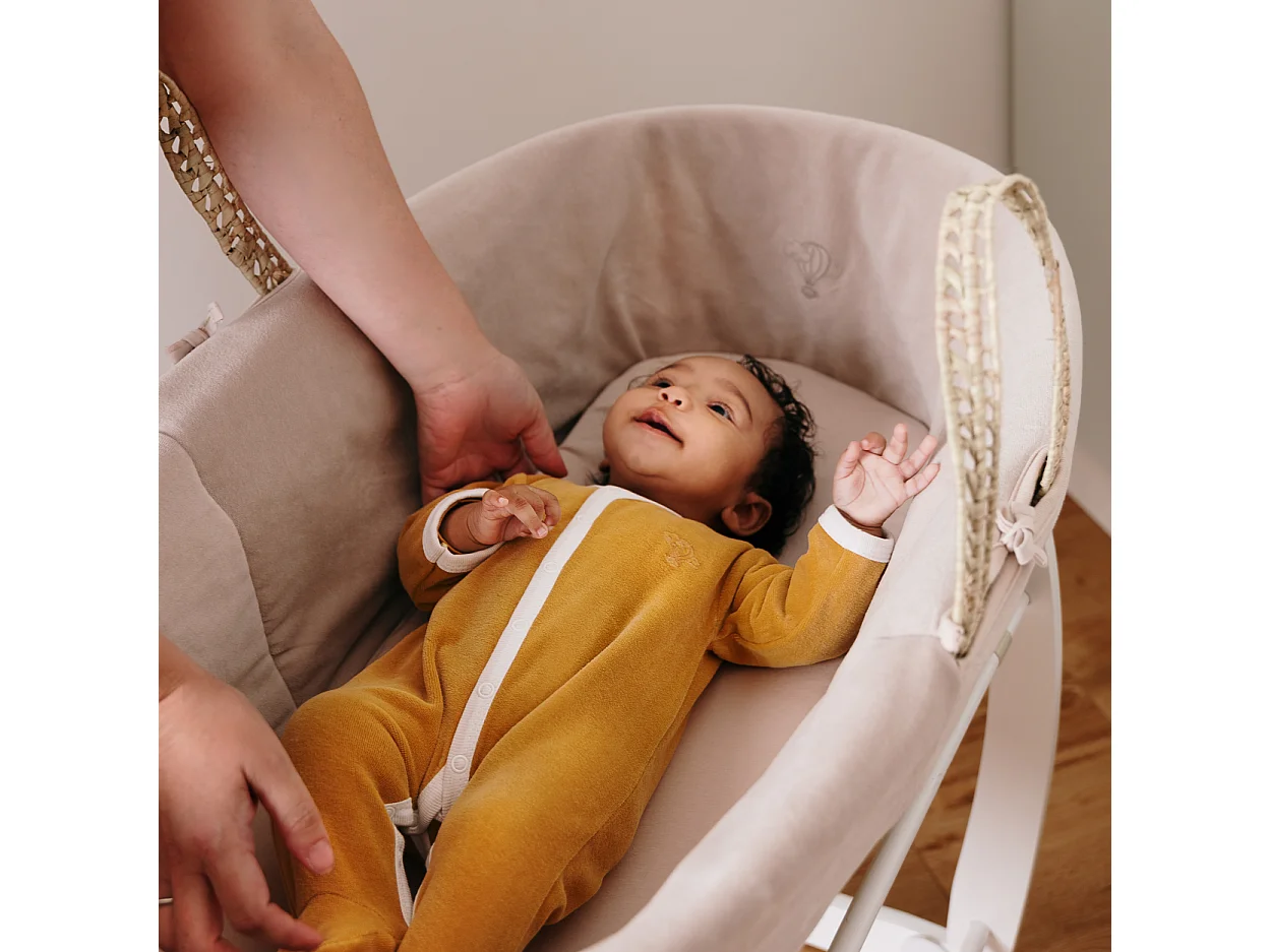 Babytragekorb mit weißem Gestell