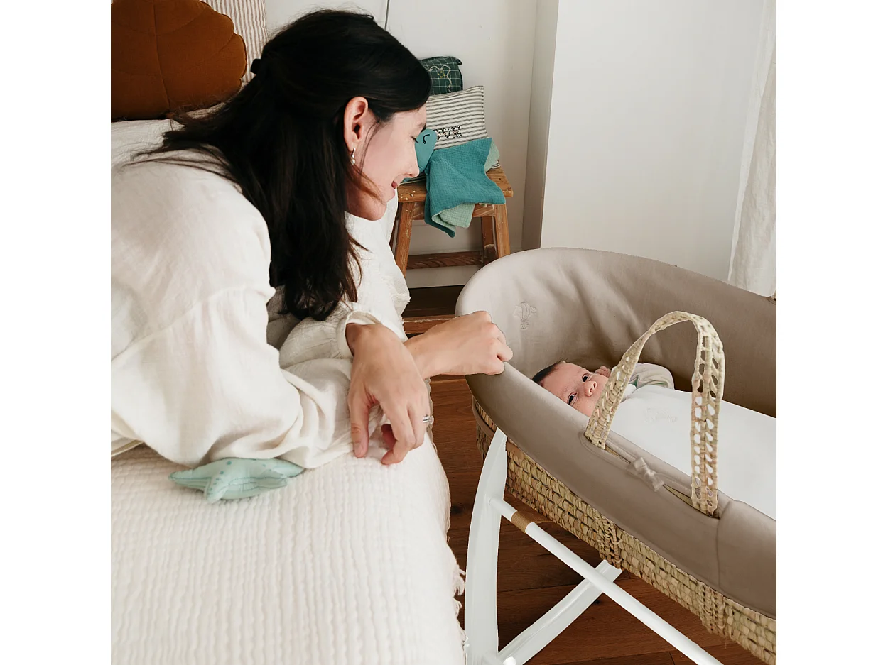 Babytragekorb mit weißem Gestell