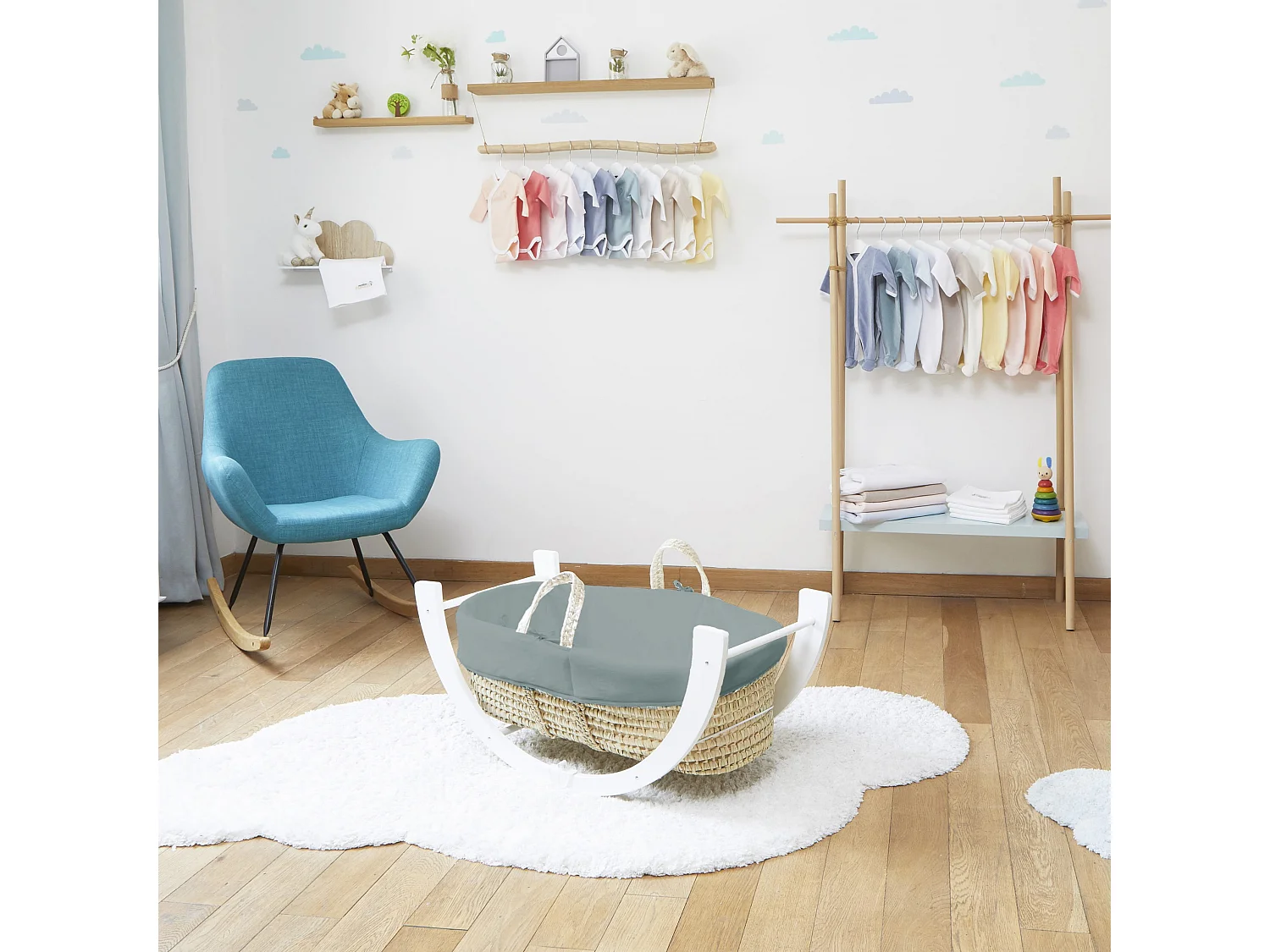 Babytragekorb mit umdrehbarem Gestell