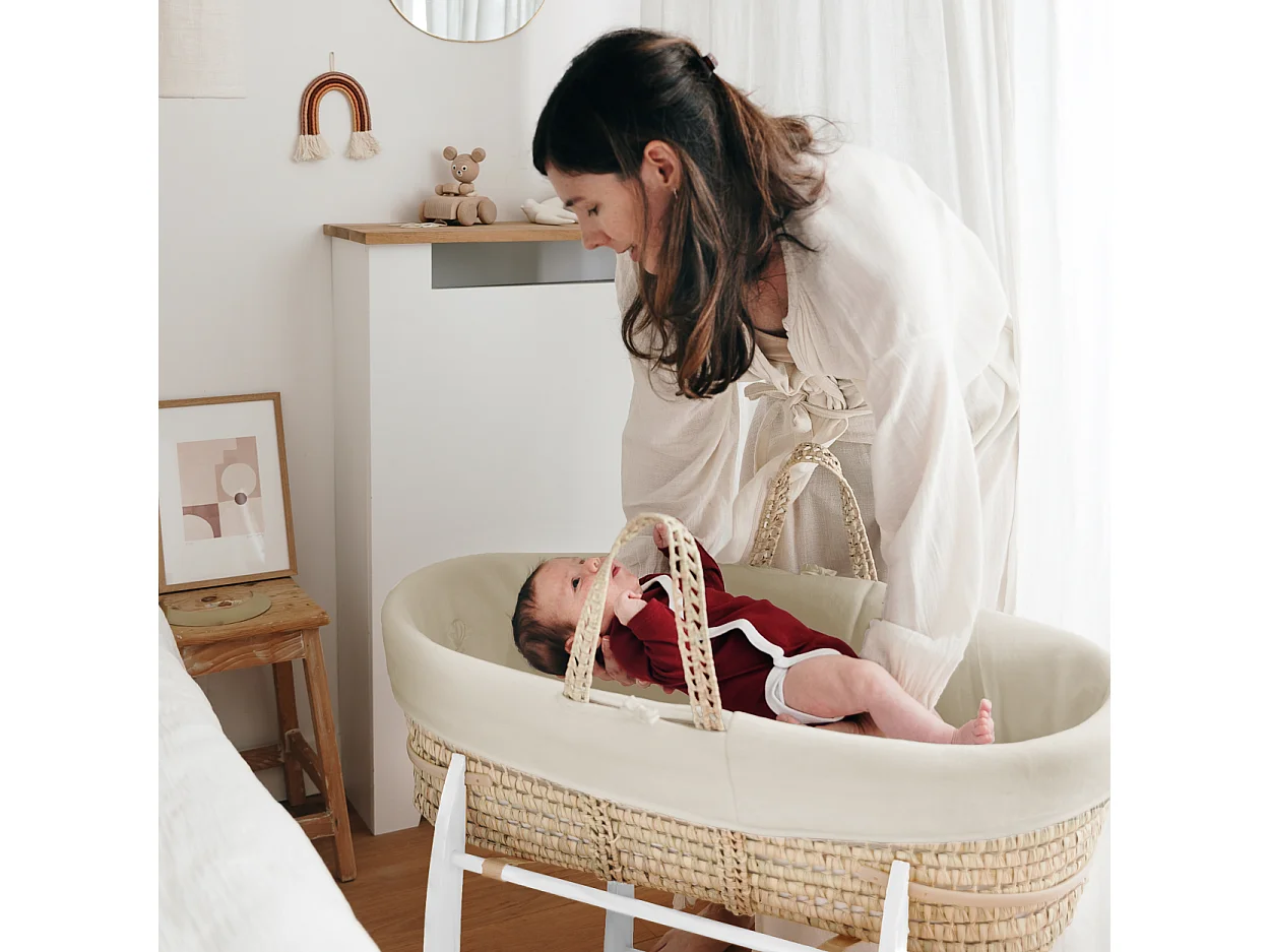 Babytragekorb mit weißem Gestell