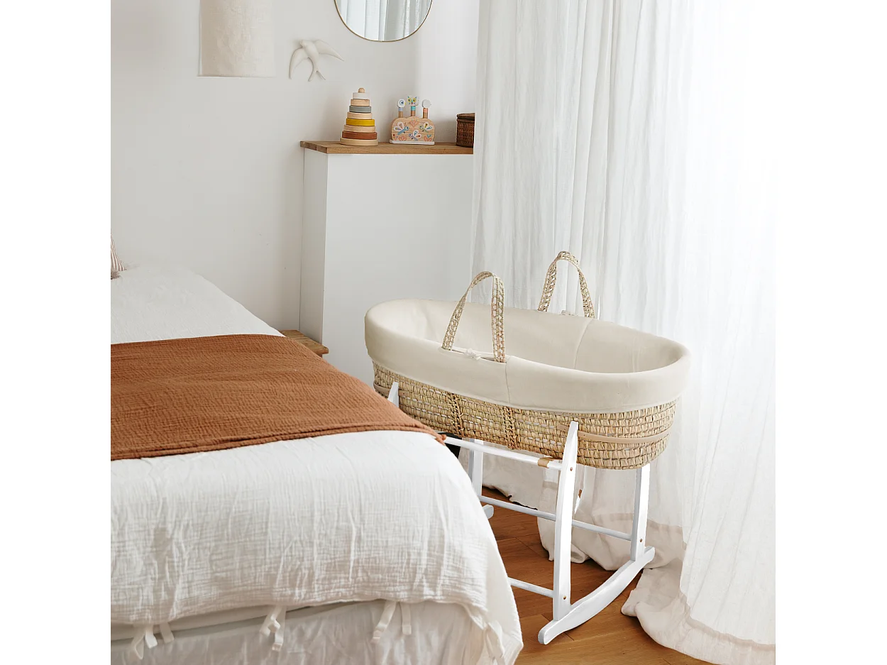 Babytragekorb mit weißem Gestell
