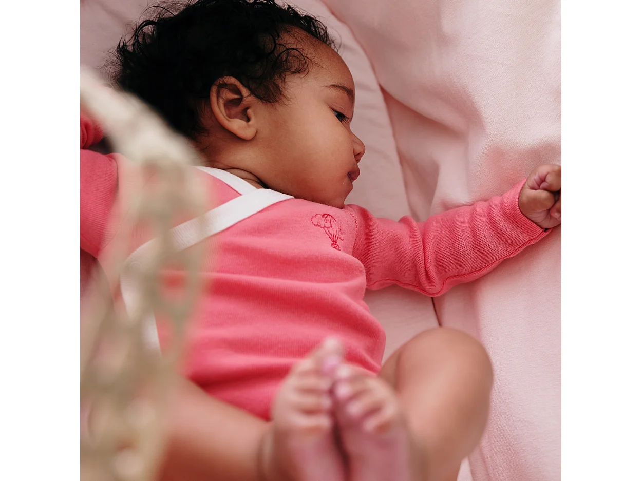 Babytragekorb mit Holzgestell