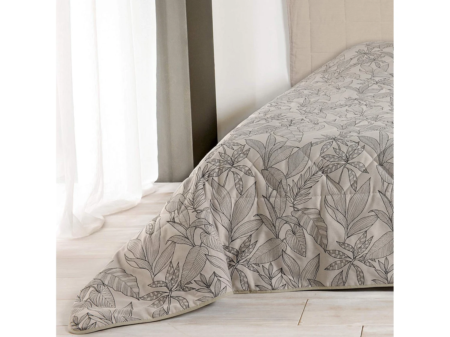 Jeté de lit aux feuilles stylisées