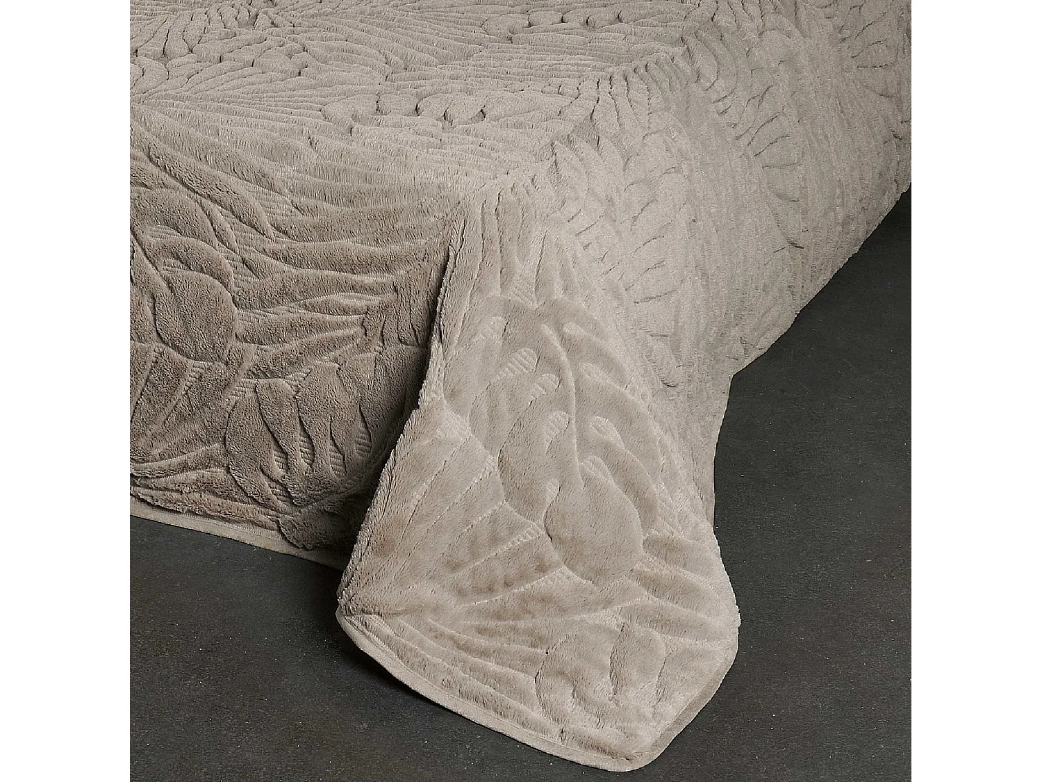 Cubrecama con pespuntes en relieve 150 x 150 cm