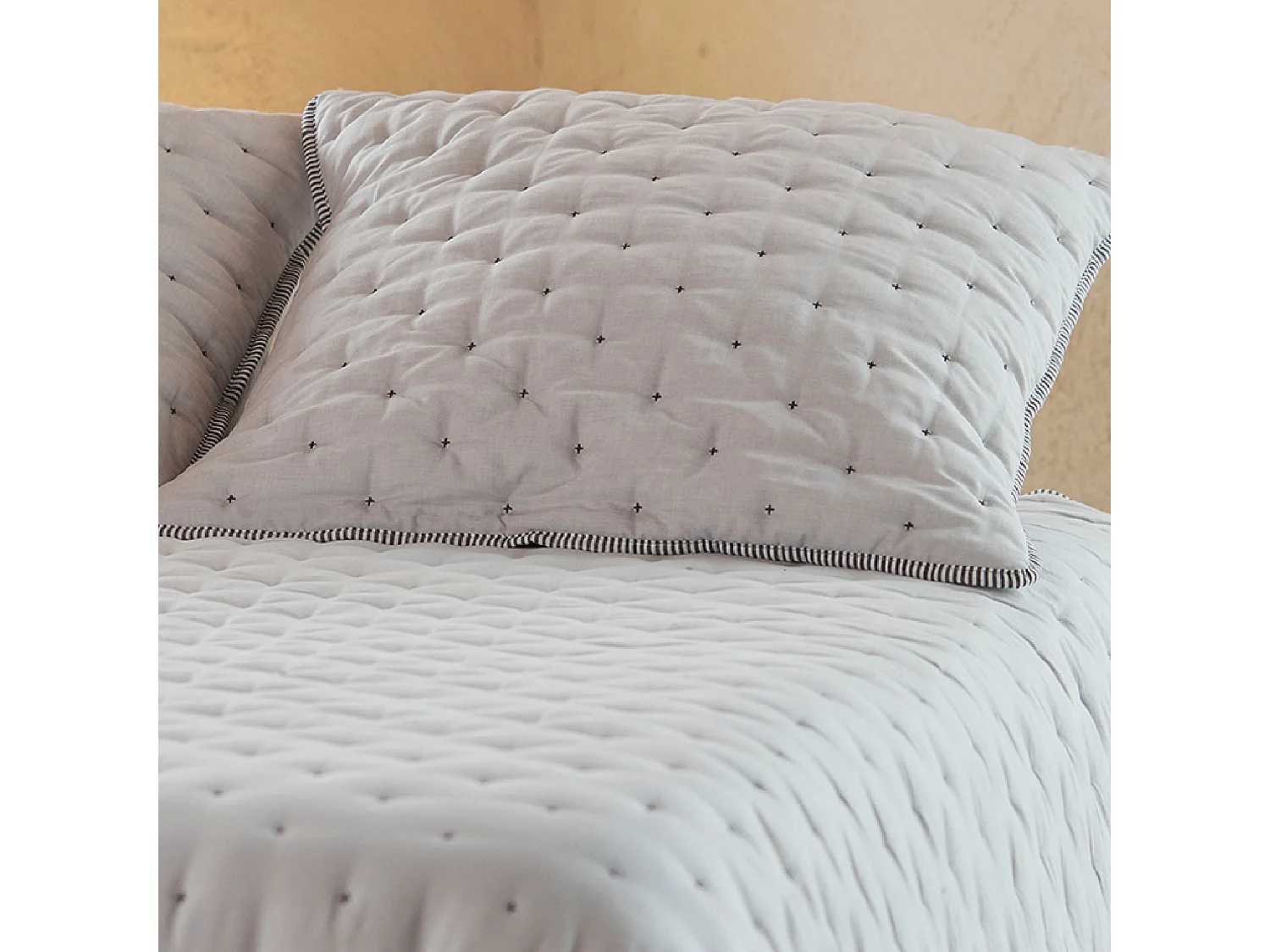 Cubre-Cama y Fundas de Cojín Bordadas con Motivo Cruz 180 x 250 cm